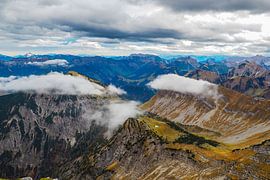 Indrukwekkende bergfoto van de Kotzen in Hinterriß - een krachtig alpenlandschap gekenmerkt door rotsen, bos en een heldere Karwendelsfeer. Perfect voor iedereen die van authentieke bergnatuur houdt.