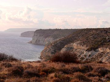 Uitzicht op de kustlijn van Cyprus van Judith van Wijk