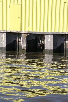 spiegeling met gele deur