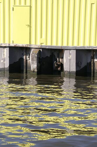 spiegeling met gele deur