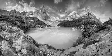 Lago di Sorapis Lac de montagne dans les Dolomites en noir et blanc sur Manfred Voss, Schwarz-weiss Fotografie