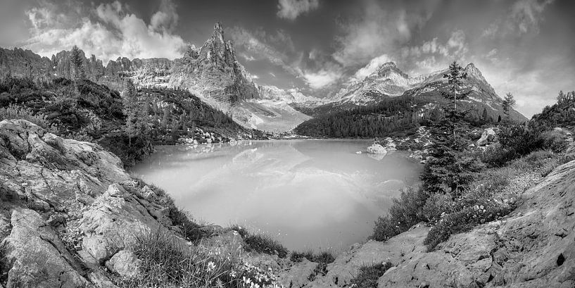 Lago di Sorapis Bergsee in den Dolomiten in schwarzweiß von Manfred Voss, Schwarz-weiss Fotografie