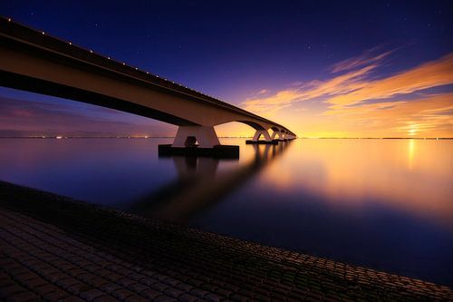 Lever de lune au pont de Zeeland.