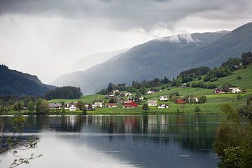 Dorpje in de bergen van Noorwegen van Dennis Claessens