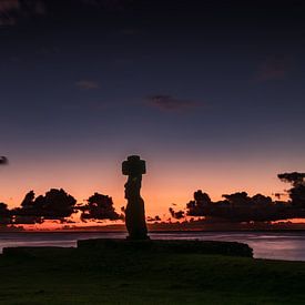 Moais bei  Hanga Roa von Ton van den Boogaard