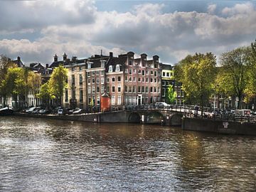 Schilderachtig tafereeltje van de grachtenpandjes in Amsterdam van ina kleiman