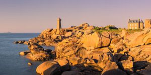 Panorama und Sonnenuntergang am Leuchtturm von Mean Ruz, Bretagne, Frankreich