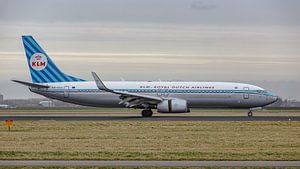 KLM Boeing 737-800 Passagierflugzeug in Retro-Farben.