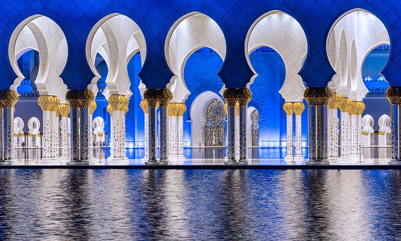 Blauwe en witte bogen in de Sheikh Zayed moskee van Abu Dhabi van Rene Siebring