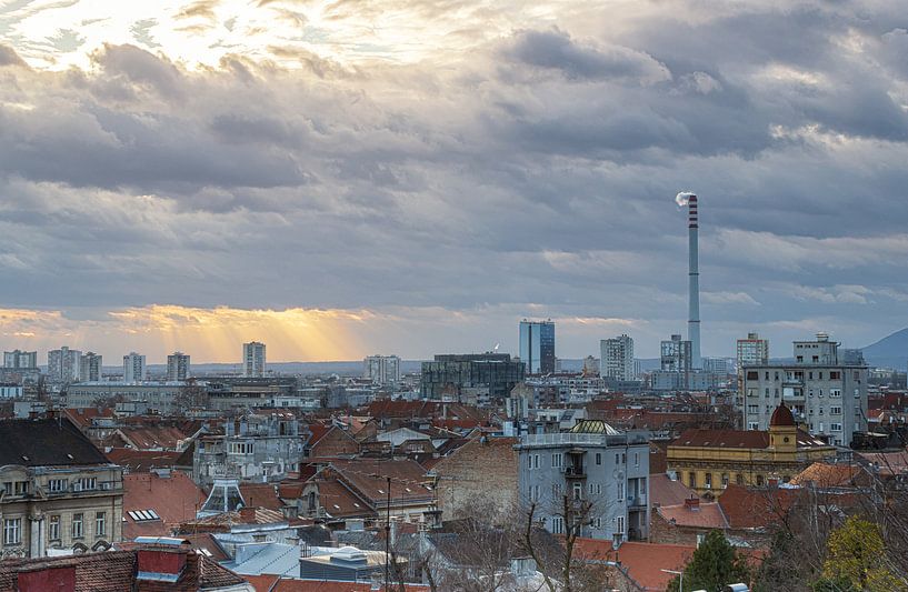 Uitzicht skyline Zagreb - Kroatie van Marcel Kerdijk