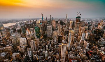 New York Midtown Manhattan bij zonsondergang van Patrick Groß