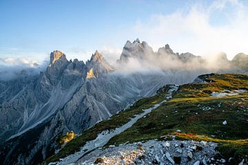 ruige bergtoppen in de Dolomieten in het avondlicht van Leo Schindzielorz