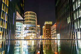 Eindrucksvolle Spiegelung beleuchteter moderner Architektur im Medienhafen Düsseldorf bei Nacht von Your Happy Life