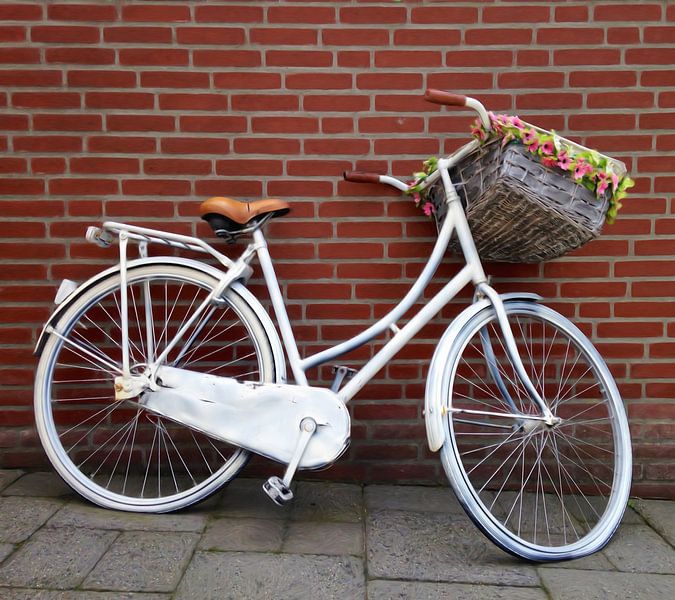 Altes weißes Fahrrad mit Blumenkorb von Maurice Dawson
