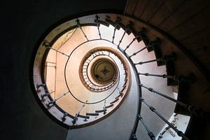 Verlassene Wendeltreppe in Decay. von Roman Robroek – Fotos verlassener Gebäude