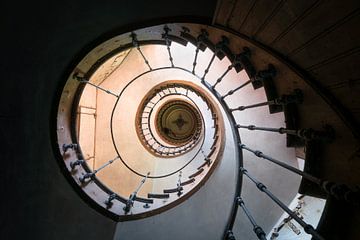 Escalier en colimaçon abandonné dans Decay. sur Roman Robroek - Photos de bâtiments abandonnés