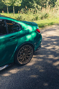 Groene BMW M3 G80 in een rustgevende, bosrijke omgeving