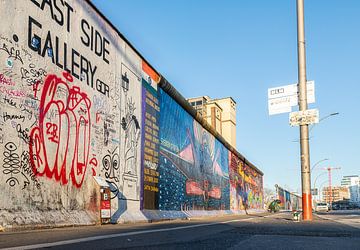 Ein Stück der Berliner Mauer mit Graffiti