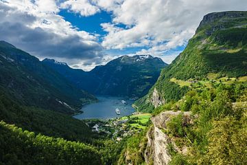 View to the Geirangerfjord in Norway van Rico Ködder