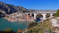Stenen boogbrug over de rivier de Sella bij het dorp Orxeta, Spanje