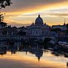 Crépuscule romain : coucher de soleil au Vatican sur Joy Mennings