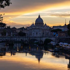 Romeinse avondschemering: zonsondergang bij Vaticaanstad van Joy Mennings
