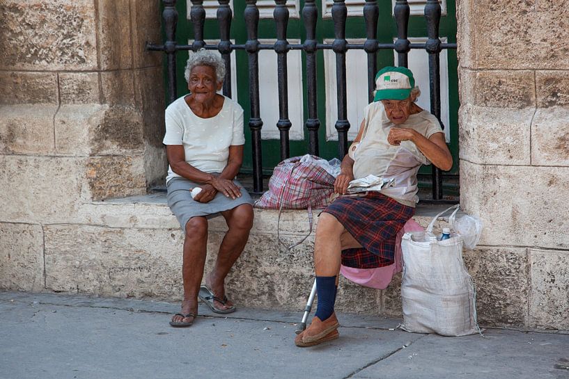 Twee oudere Cubaanse vrouwen op straat van 2BHAPPY4EVER.com photography & digital art