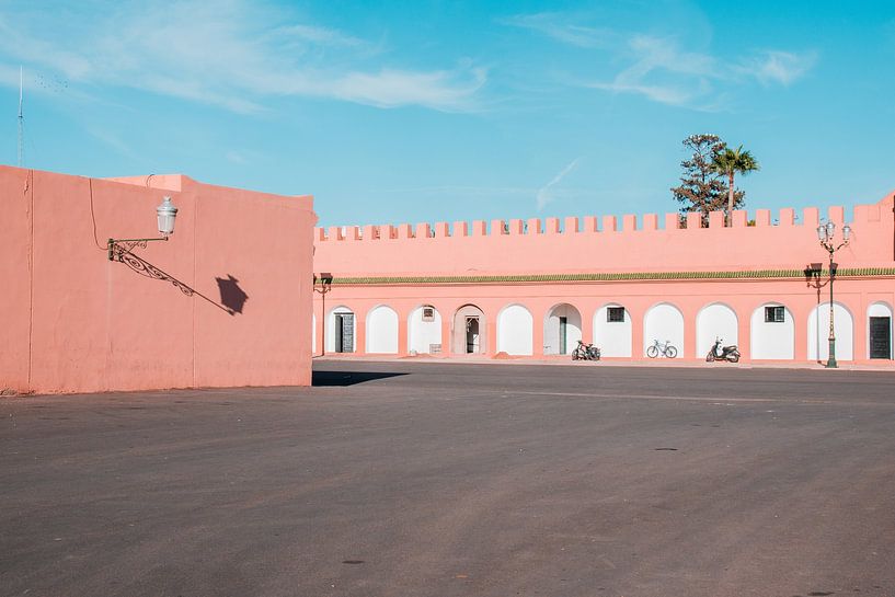 Pastellfarbenes Marokko: Charmanter Innenhof unter blauem Himmel von NZME Photography