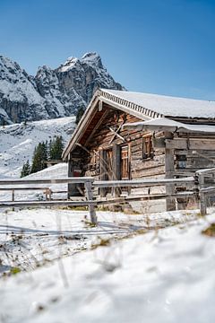 Alpenhut in de sneeuw met Allgäuer bergen van Leo Schindzielorz