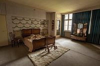 In een oud verlaten herenhuis een gedateerde slaapkamer.