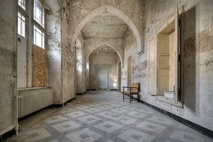 Korridor in einem verlassenen Kloster von Joke Absen