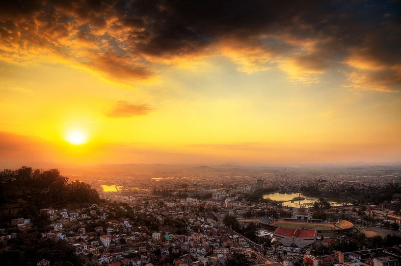 Antananarivo zonsondergang over de stad van Dennis van de Water