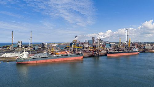 Hoogovens staalfabriek in Velsen met schepen
