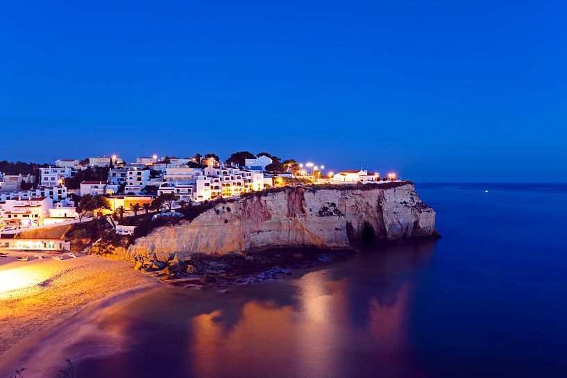 Carvoeiro in de Algarve Portugal bij avond von Eye on You