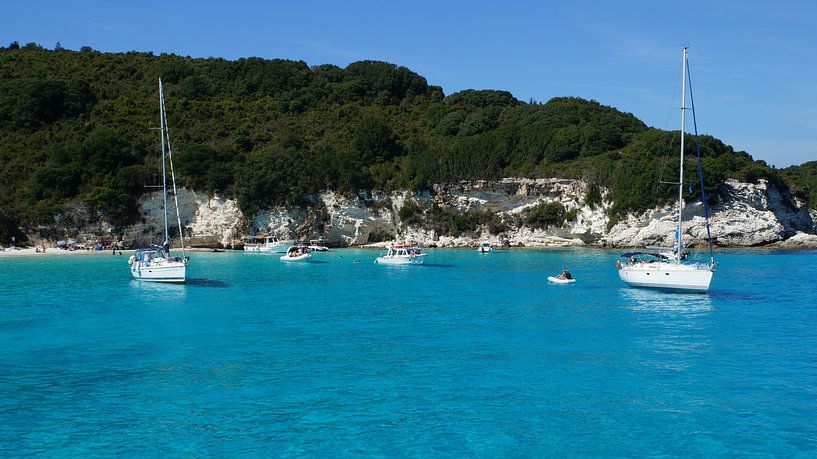 Segelschiffe auf dem paradiesischen türkisfarbenen Wasser der griechischen Insel Korfu Bucht im Somm von adventure-photos