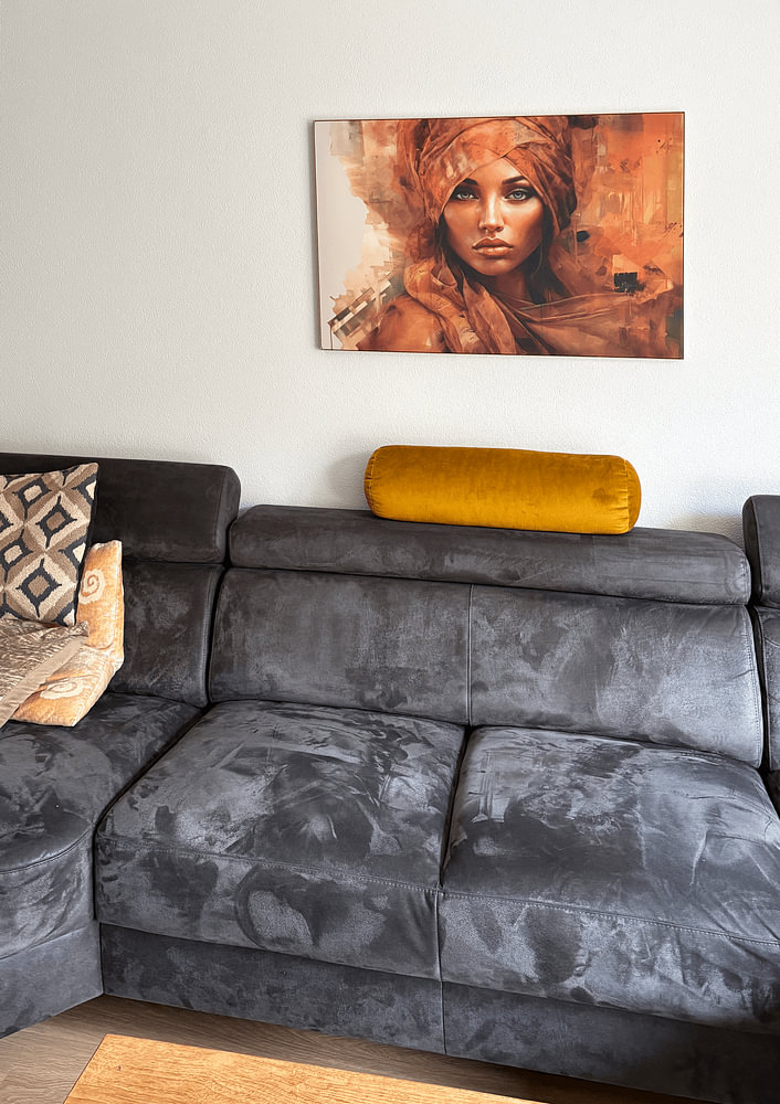 Modernes Porträt einer jungen Frau in Orange- und Brauntönen, von Carla Van Iersel