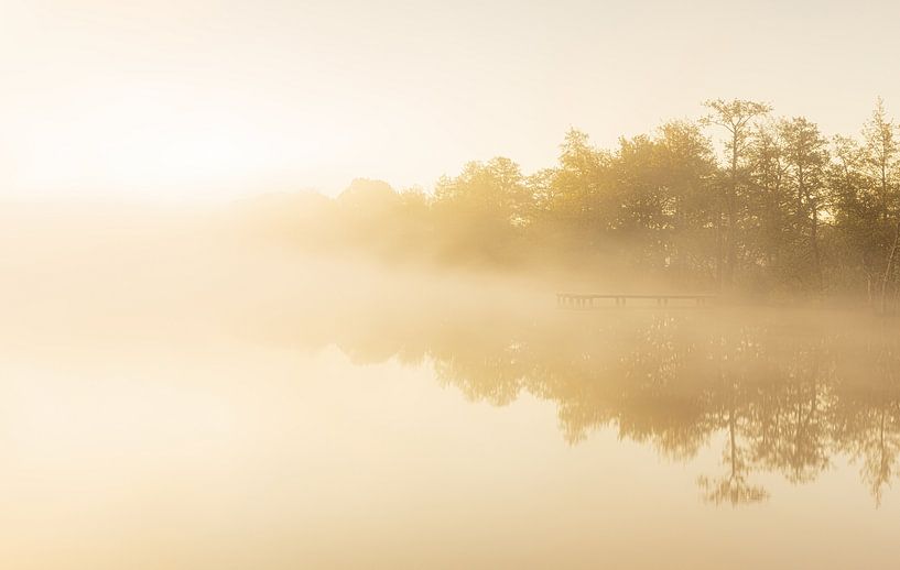 Lever de soleil brumeux au bord de l'eau (Pays-Bas) par Marcel Kerdijk