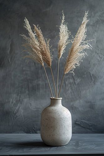 Minimalistische Vaas met Pampasgras tegen Donkere Achtergrond