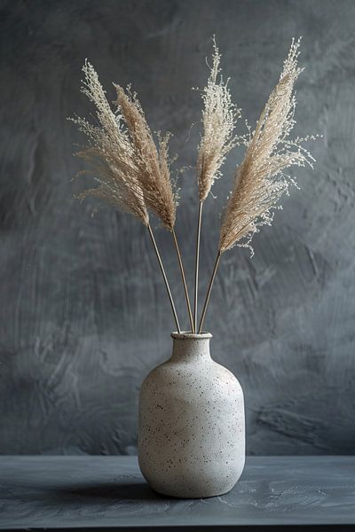 Vase minimaliste avec herbe de la pampa sur fond sombre par Art & Soul Creations