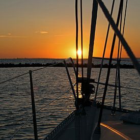 Zeilboot bij zonsondergang van Judith Cool