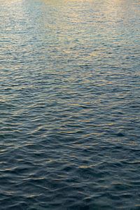 Lichtreflexe im blaugrauen Meerwasser 1