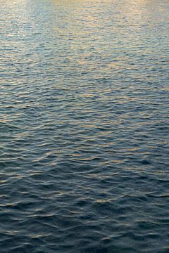 Lichtreflecties in blauwgrijs zeewater 1 van Adriana Mueller