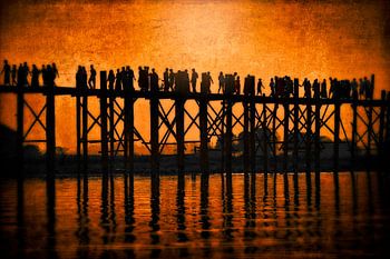 Menschen auf der Brücke.