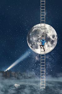 Magische Bildmanipulation eines Jungen, der eine Leiter bis weit über den Mond hinaus erklimmt