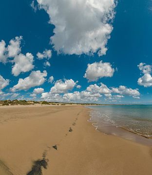 Agios Georgios strand, totaal leeg en verleten, Plimmiri, Rhodos, Rhodes, Griekenland van Rene van der Meer