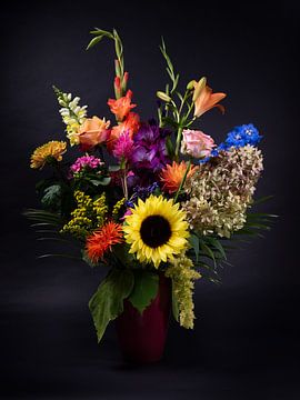 Kleurrijk boeket bloemen van Marjolijn van den Berg