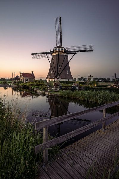 Windmolen met neergaande zon van Remco van Adrichem