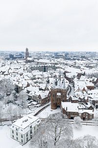 Das alte Stadttor von Zwolle Sassenpoort an einem kalten Wintermorgen