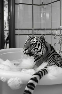 Un tigre majestueux dans la baignoire - Un tableau de salle de bains impressionnant pour vos toilettes sur Felix Brönnimann
