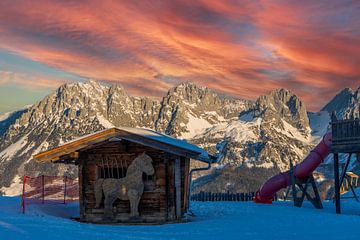 Zonsondergang in de bergen Wilder Kaiser Astbergsee, Ellmau, Tirol, Oostenrijk in de ochtend met houten hut van Animaflora PicsStock